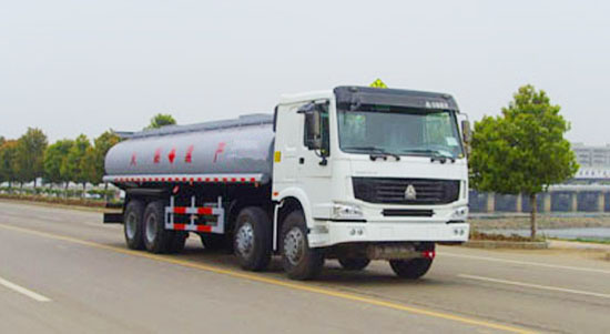 斯太爾前四后八化工液體運輸車 