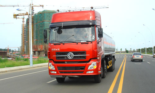 天龍前四后八化工液體運輸車 