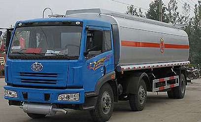 解放小三軸化工液體運輸車 